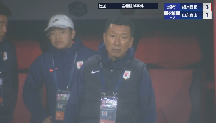 半场1-3落后递补队！场边的崔康熙表情焦急